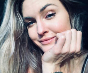 Martyna Grajber w łóżku z pucharem