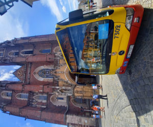 Kolejki do autobusu szczepionkowego we Wrocławiu