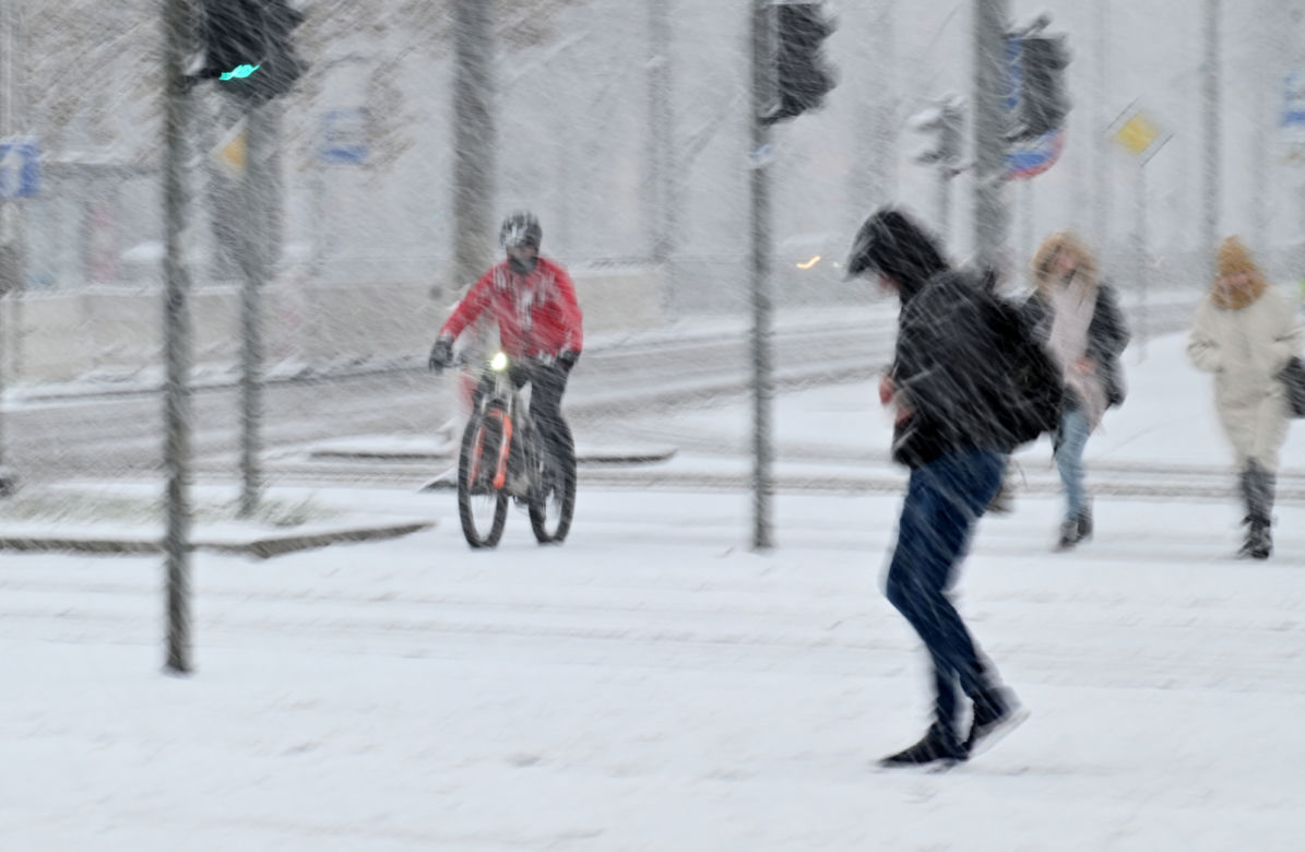 Atak zimy w Polsce. Śnieg przykrył polskie miasta [ZDJĘCIA]
