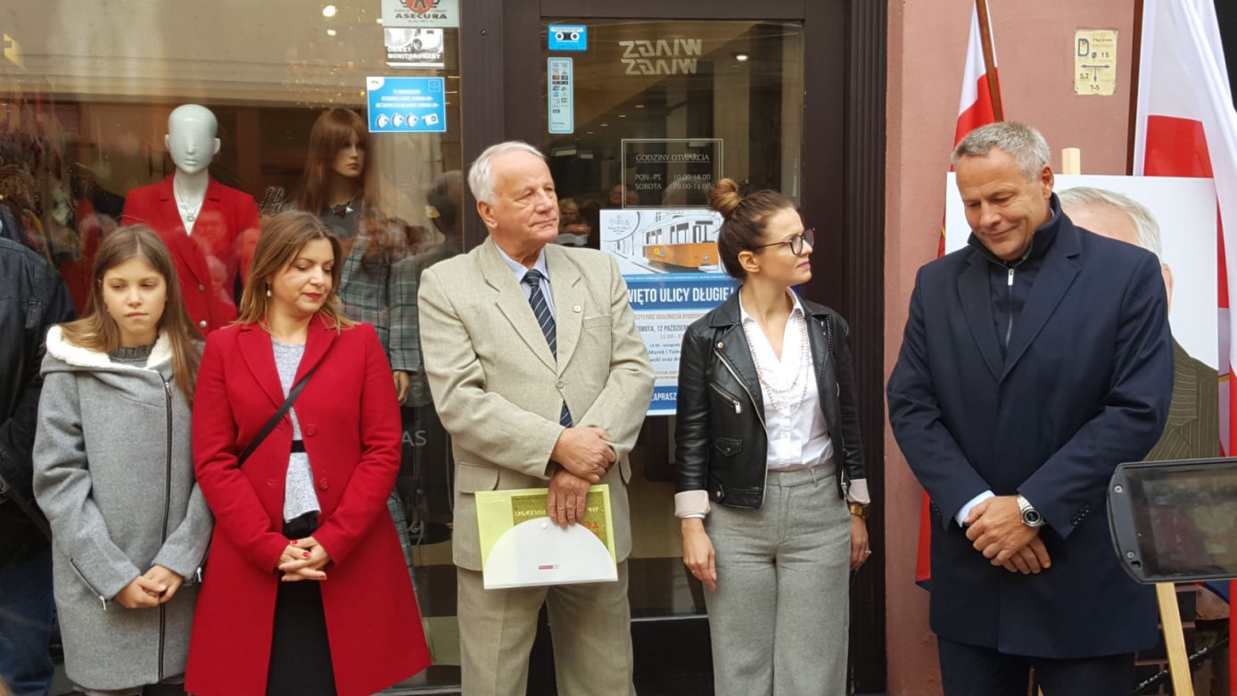 Nowe autografy na ul. Długiej! Swoje podpisy odsłonili bracia Sekielcy, Jan Rulewski i Antoni Tokarczuk [ZDJĘCIA, WIDEO]