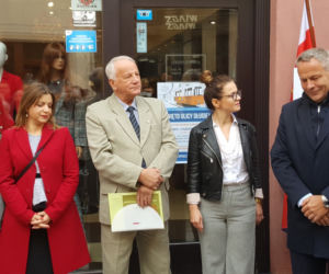 Nowe autografy na ul. Długiej! Swoje podpisy odsłonili bracia Sekielcy, Jan Rulewski i Antoni Tokarczuk [ZDJĘCIA, WIDEO]