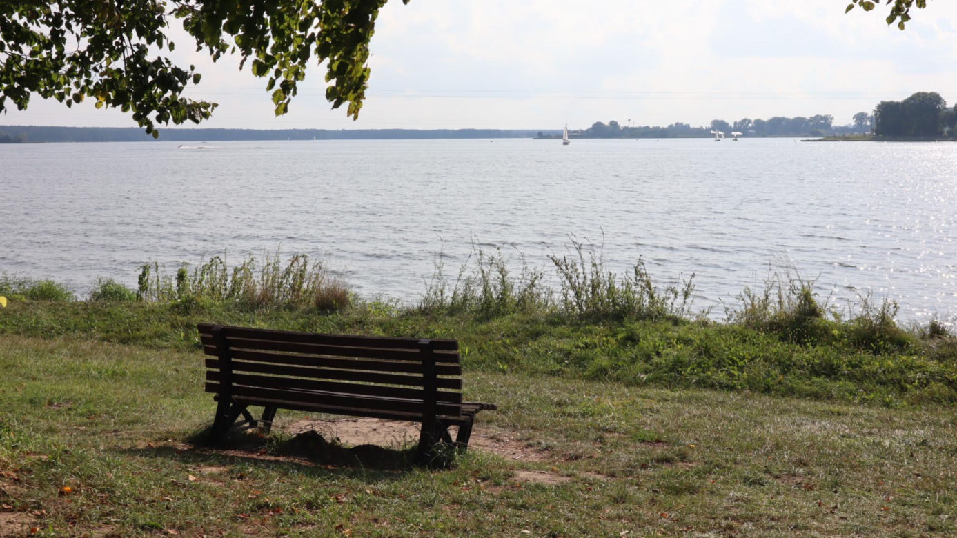 Piękny dzień nad Zalewem Zemborzyckim. Tak lublinianie łapali ostatnie promienie słońca [GALERIA]