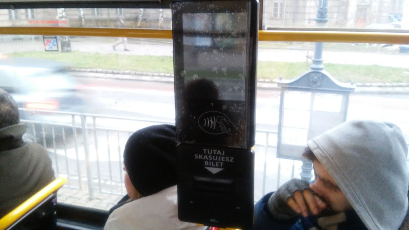 Nowe biletomaty w tramwajach, autobusach i na przystankach