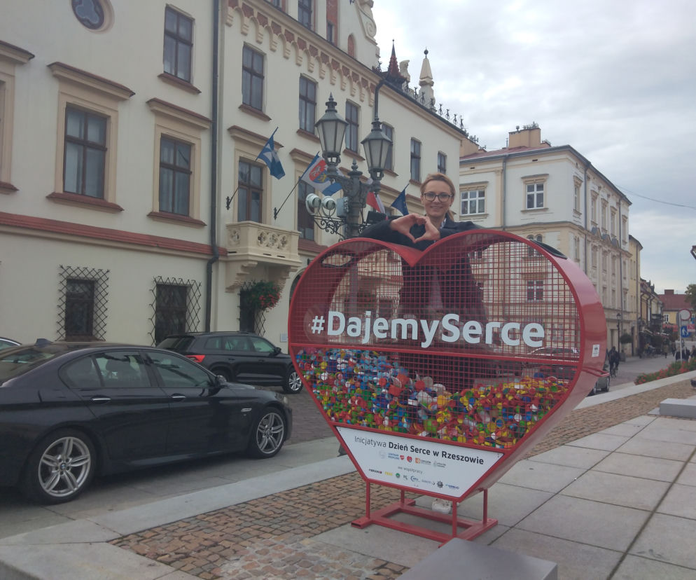 Rzeszów: 1,5 tony plastikowych nakrętek uzbierano na rehabilitację dla bliźniaków
