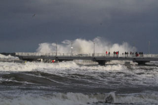 Pogodowy horror nad Bałtykiem. Zamknięte molo, groźnie na plażach!