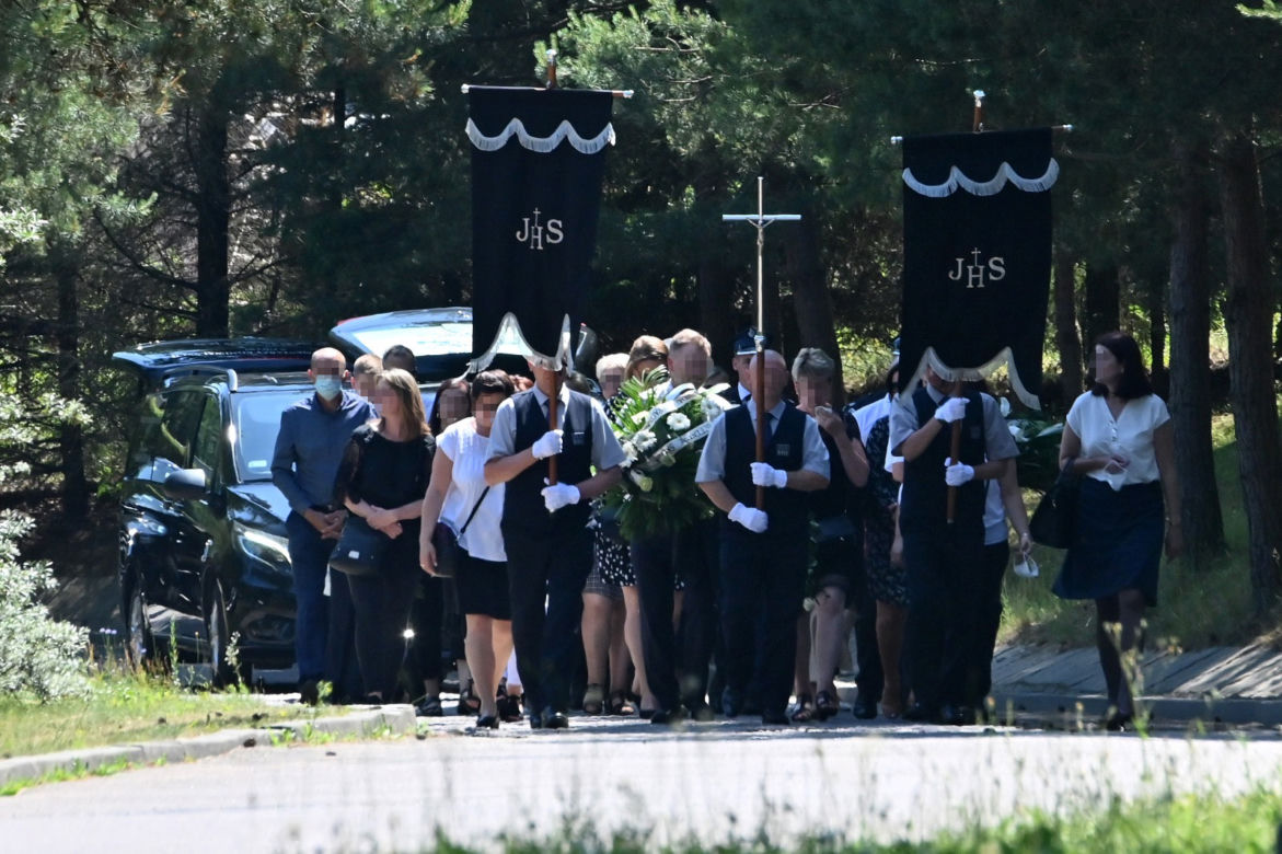 Pomorskie: MAKABRA na drodze. ZGINĘLI ojciec, córka i babcia. Pogrzeb rodziny z Liniewa [ZDJĘCIA]