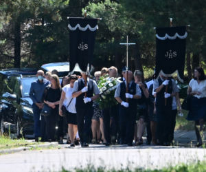 Pomorskie: MAKABRA na drodze. ZGINĘLI ojciec, córka i babcia. Pogrzeb rodziny z Liniewa [ZDJĘCIA]