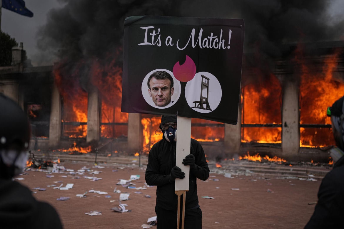 Francja płonie, Macronowie się bawią! Te zdjęcia oburzyły Francuzów