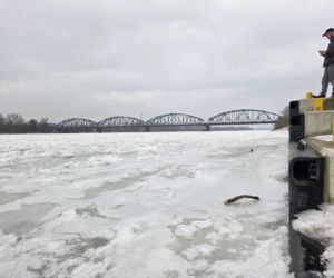 Wisła stanęła pod lodem. Zimowy spektakl w Starym Fordonie zachwyca, ale i ostrzega