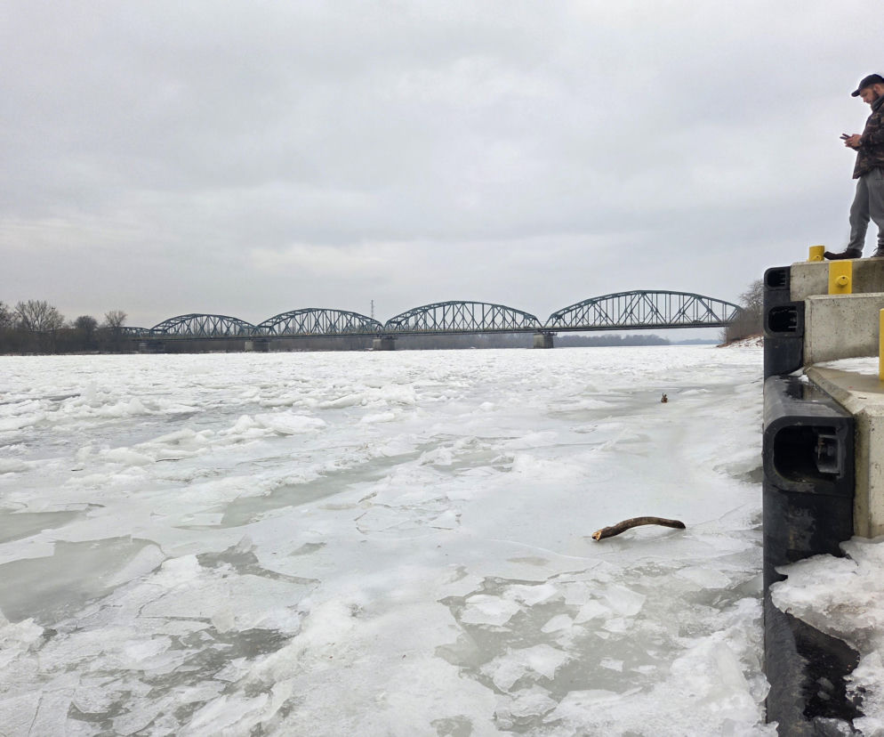 Wisła stanęła pod lodem. Zimowy spektakl w Starym Fordonie zachwyca, ale i ostrzega