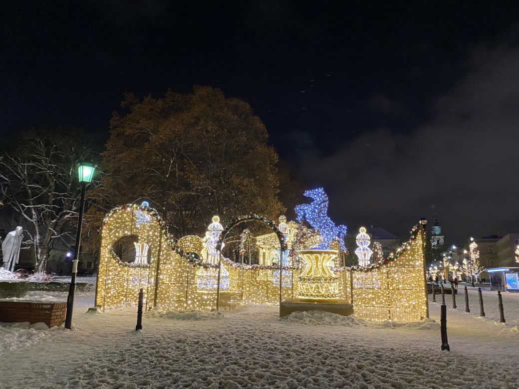 Warszawska iluminacja w śnieżny wieczór