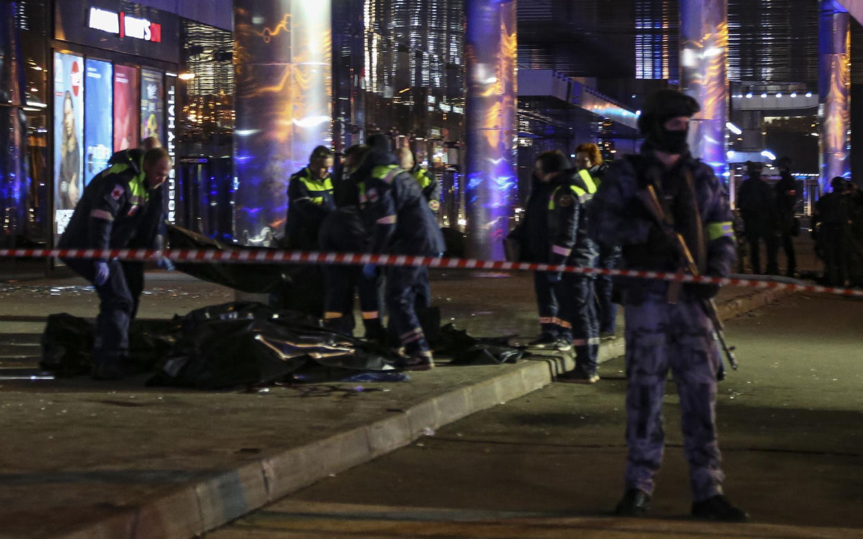 Kilkanaście osób zginęło, kilkadziesiąt rannych w strzelaninie w sali koncertowej pod Moskwą