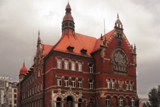 Chwile grozy w liceum w Katowicach. Kawałek sufitu spadł na szkolne ławki