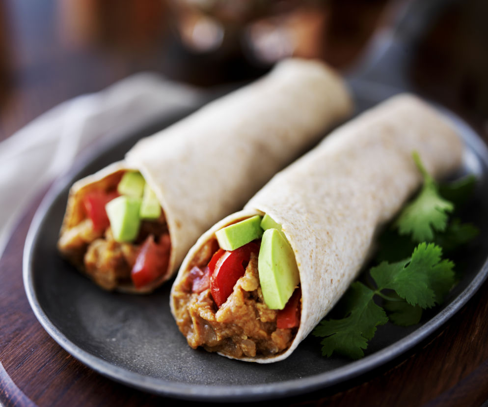 Kanapki: tortilla z awokado i grilowanymi warzywami 