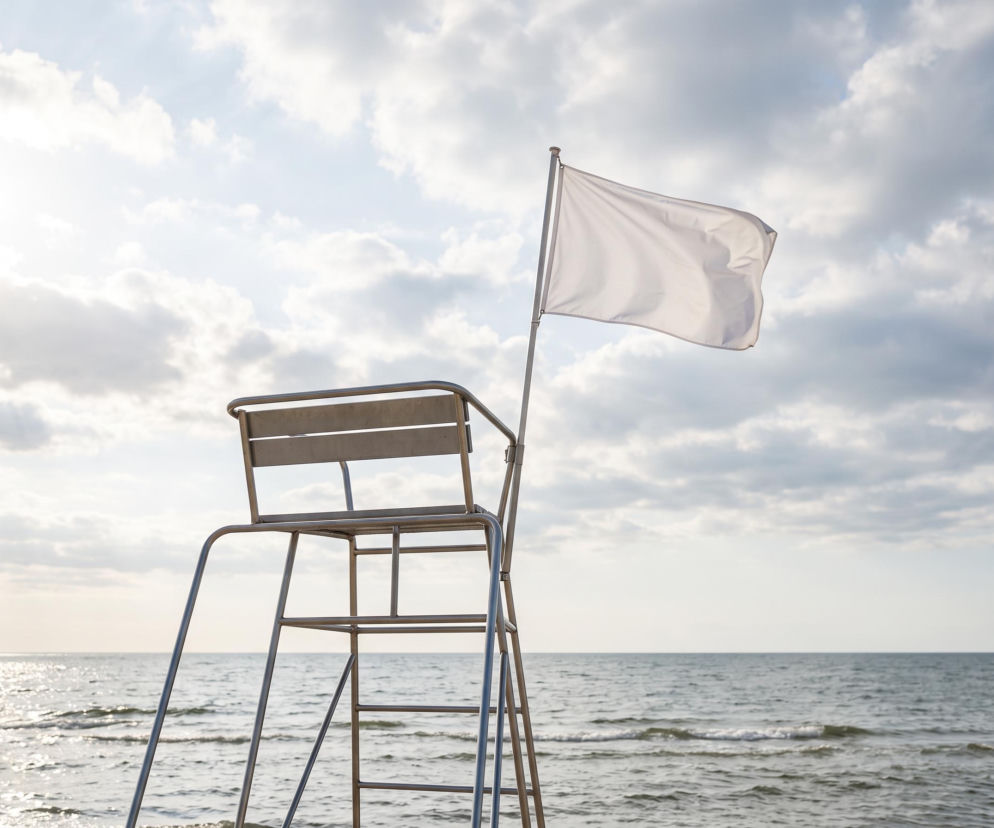 Biała flaga na wieży ratowniczej nad morzem w Stegnie. O warunkach na plaży przeczytasz na Eska Trójmiasto.