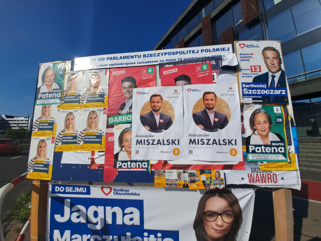 Plakaty wyborcze w Krakowie. Tak politycy promują się w przestrzeni miejskiej