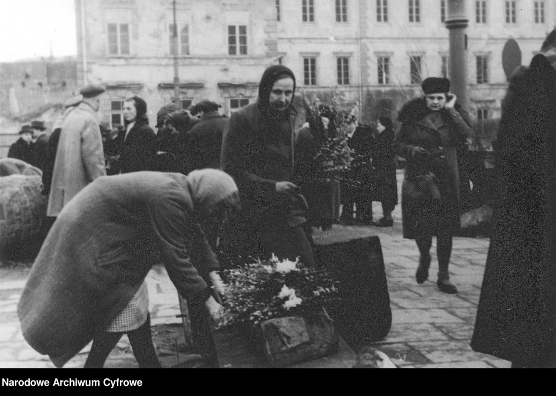 Handel uliczny w powojennej Warszawie