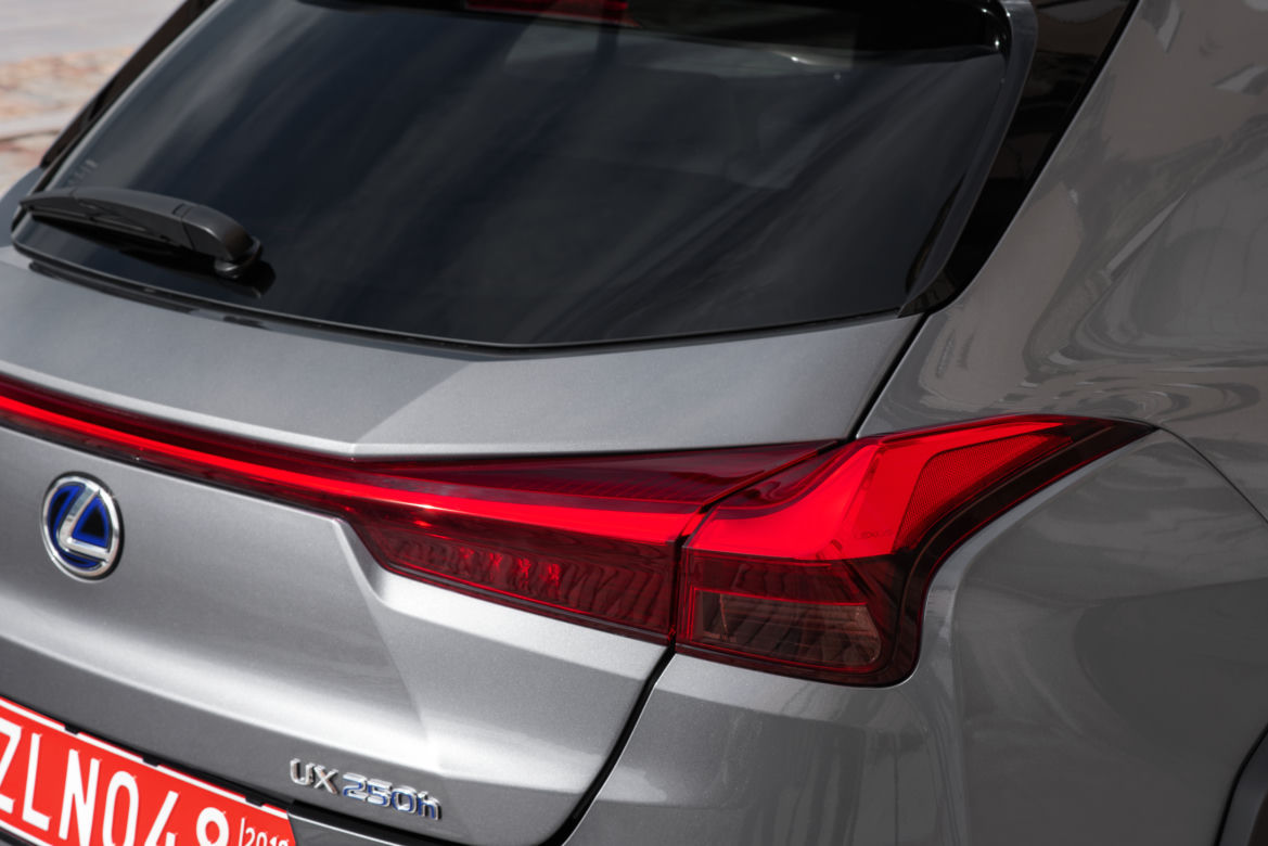 Lexus UX 250h E-Four Omotenashi