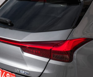 Lexus UX 250h E-Four Omotenashi