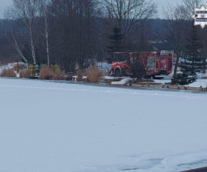 Lód na jeziorze załamał się pod ciężarem auta. Szokujący finał szalonej zabawy