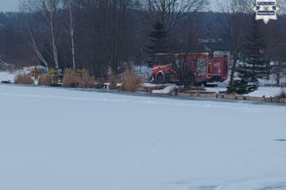 Lód na jeziorze załamał się pod ciężarem auta. Szokujący finał szalonej zabawy
