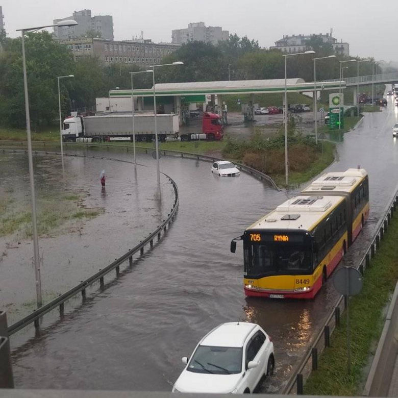 Trasa S8 całkowicie zalana. Warszawa sparaliżowana po ulewie