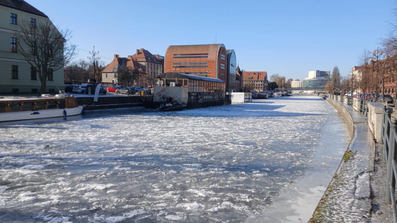 Wisła i Brda skute lodem! Zimowe piękno kusi, ale jest wyjątkowo niebezpieczne
