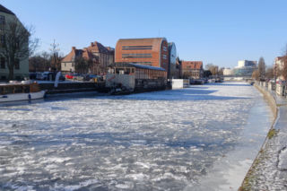 Wisła i Brda skute lodem! Zimowe piękno kusi, ale jest wyjątkowo niebezpieczne