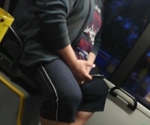Pokazywał dziecku nagie zdjęcia! Paskudne zachowanie w autobusie MPK