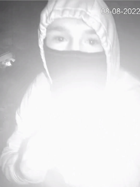 Włamali się do przedszkola w Poznaniu. Policja szuka tych mężczyzn