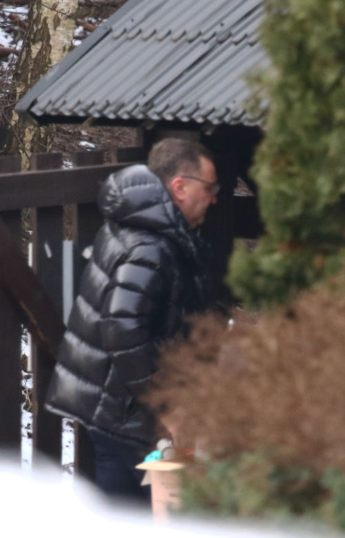 Czesław Michniewicza przegląda szalenie drogie auta. Został przyłapany w wielkiej furze, ale zakupy musi taszczyć