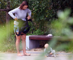Anna Starmach z dzieckiem na plaży