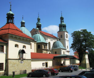 To najpopularniejsze sanktuarium w Małopolsce. Rocznie odwiedza je prawe dwa miliony wiernych