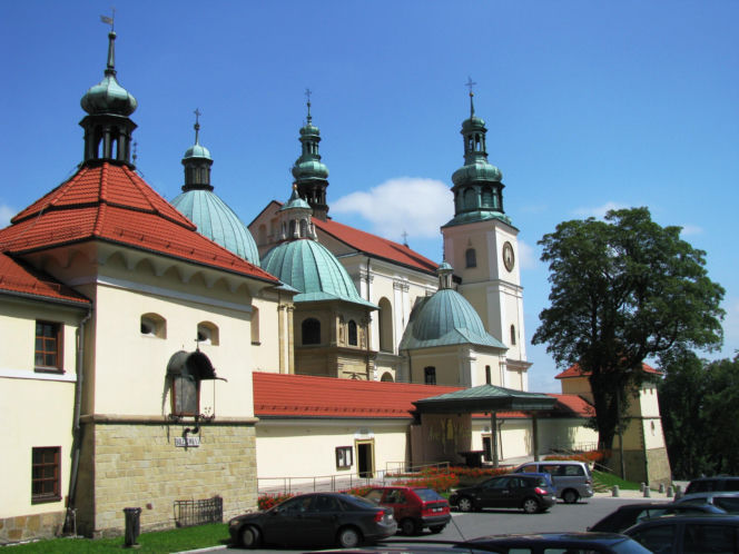 To najpopularniejsze sanktuarium w Małopolsce. Rocznie odwiedza je prawe dwa miliony wiernych