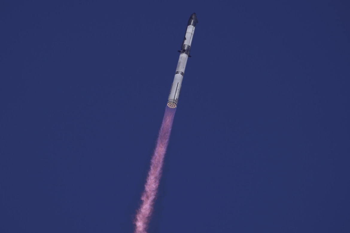 Statek kosmiczny Starship stracił w czwartek łączność z bazą i rozpadł się w powietrzu podczas swojego siódmego lotu próbnego. 