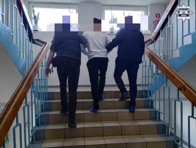 Pijany kierowca wjechał w blok i uciekł. Potem rozpętał awanturę