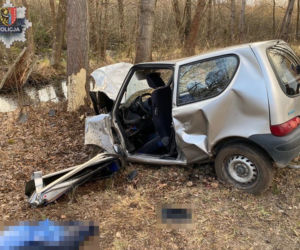 Seicento roztrzaskało się na drzewie, kierowcy nie żyje. Tragedia pod Chocianowem