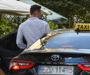 Arkadiusz Milik relaksuje się po rajdzie po Warszawie. Piękna towarzyszka z nim