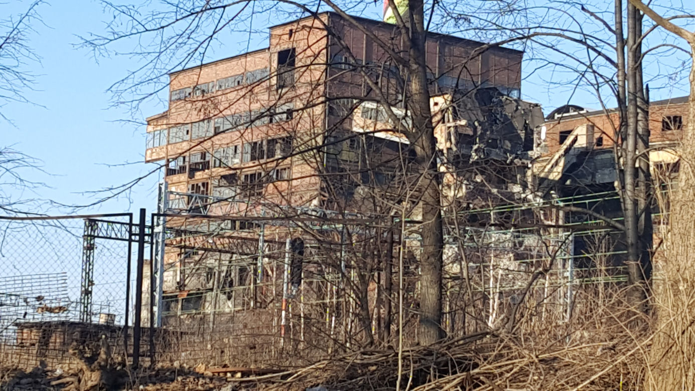 Złomiarze dewastują budynki po kopalni Mysłowice