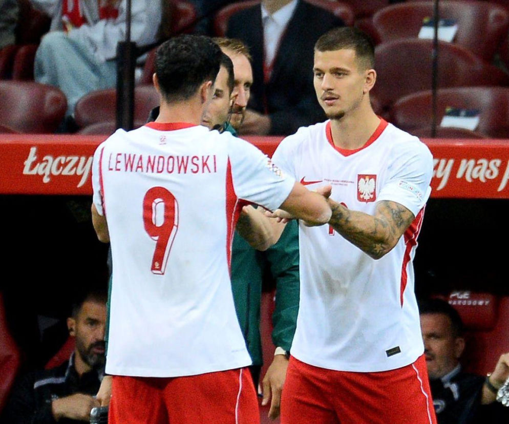 Mateusz Żukowski i Robert Lewandowski w strojach reprezentacji Polski. O debiucie Żukowskiego pisze SE Supersport.