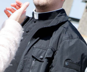Ksiądz odciął wisielca