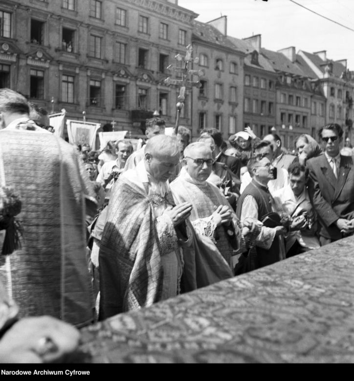 Uroczystość Bożego Ciała w Warszawie celebrowana przez Prymasa Polski kardynała Stefana Wyszyńskiego - 1957 rok
