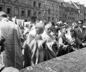 Uroczystość Bożego Ciała w Warszawie celebrowana przez Prymasa Polski kardynała Stefana Wyszyńskiego - 1957 rok