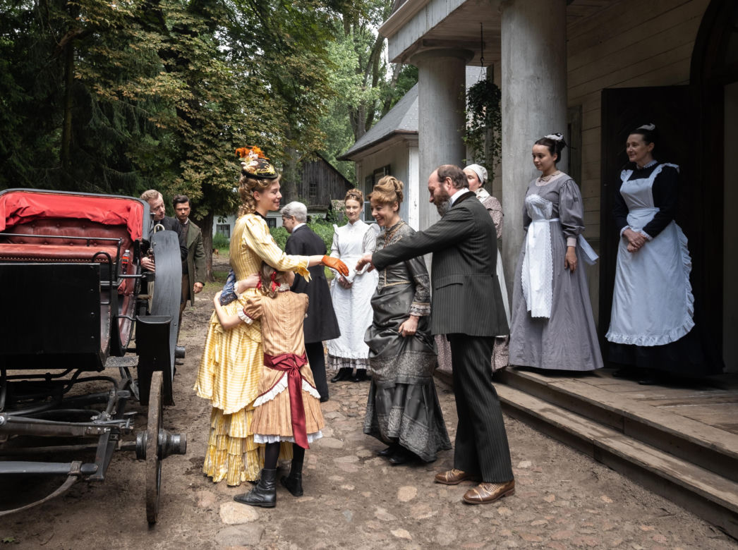 Matylda odc. 1. Aleksandra (Emma Giegżno), Helena Różańka (Małgorzata Buczkowska), Witold Różański (Dariusz Chojnacki)