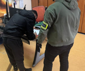 Spalone zwłoki w studzience ciepłowniczej. Matka i syn aresztowani