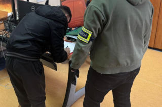 Spalone zwłoki w studzience ciepłowniczej. Matka i syn aresztowani