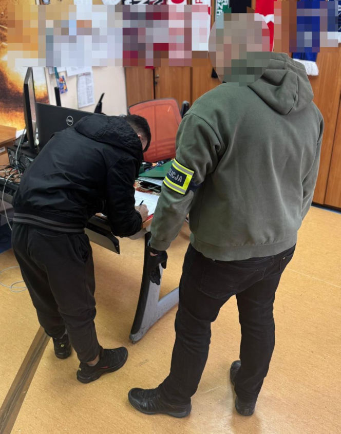 Spalone zwłoki w studzience ciepłowniczej. Matka i syn aresztowani