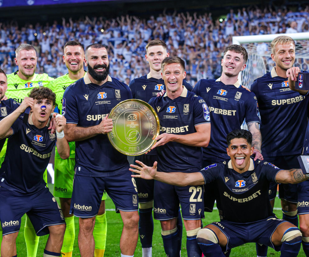 Cieszący się piłkarze Lecha Poznań ze złotym talerzem za Superpuchar Polski. Więcej o meczu na SE Supersport.