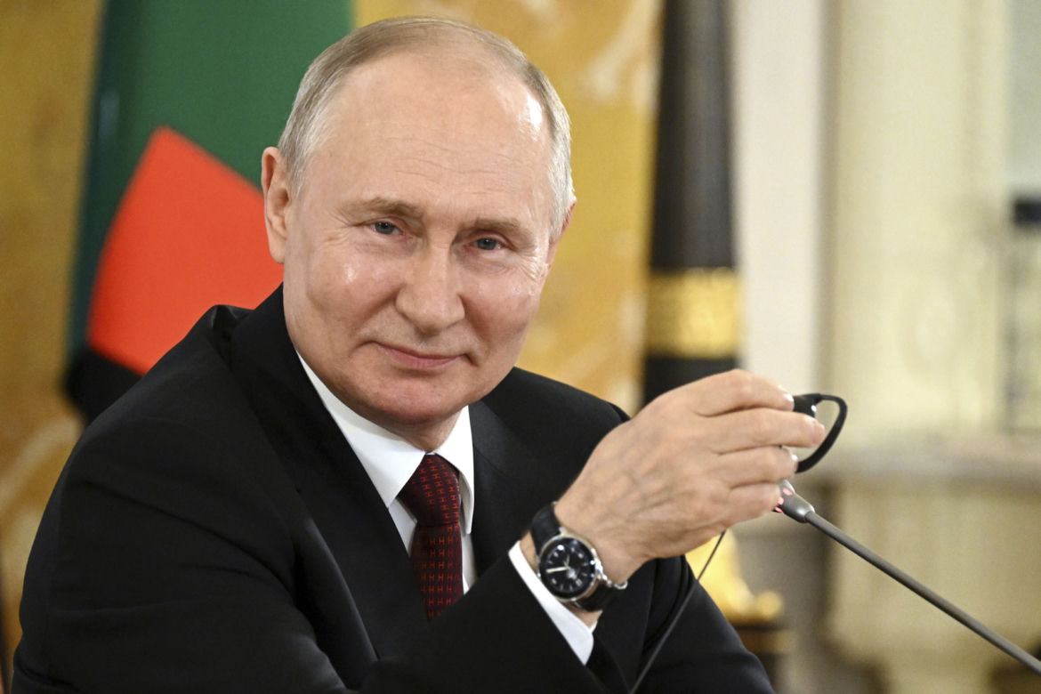 Tym pociągiem podróżuje Putin. W środku turecka łaźnia, bar, niewiarygodne luksusy!
