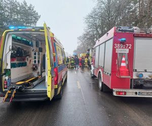 Wypadek na DW803, cztery osoby ranne